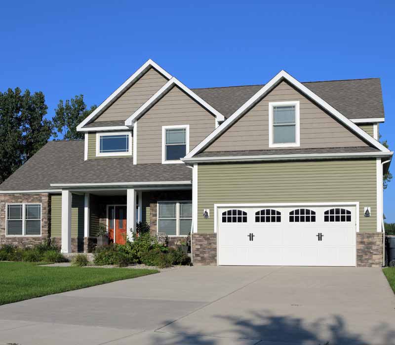 front lawn view of house.